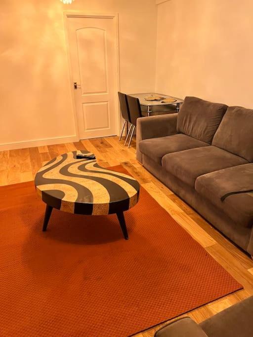 2 Bed Solihull Near Nec Airport, Jlr, Resort Wrld Kültér fotó